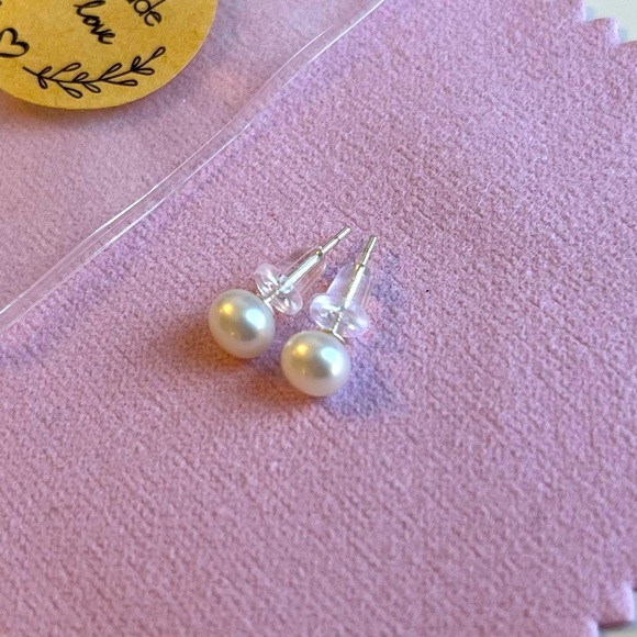Small freshwater pearl studs, brand new / never worn - Picture 1 of 4